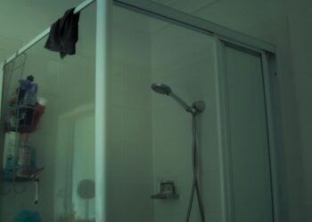 3 formas simples de eliminar las manchas del vidrio del baño de una vez por todas