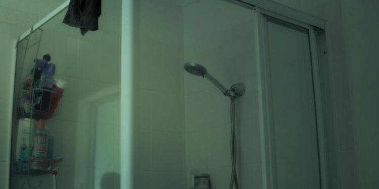 3 formas simples de eliminar las manchas del vidrio del baño de una vez por todas