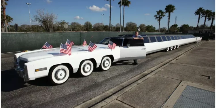 El auto más grande del mundo mide 30 metros, tiene helipuerto y hasta una cancha de golf