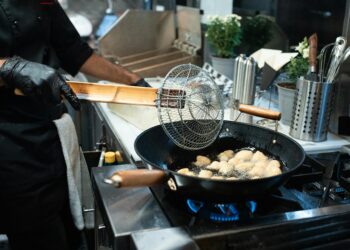 Ni bicarbonato ni vinagre: el truco con esta fruta que elimina el olor a fritura de la cocina en minutos