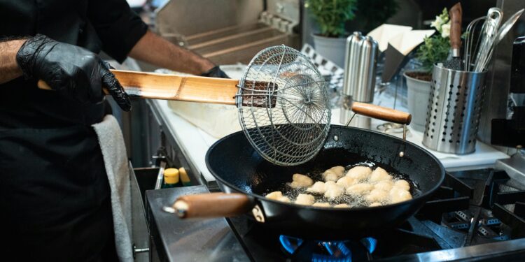 Ni bicarbonato ni vinagre: el truco con esta fruta que elimina el olor a fritura de la cocina en minutos