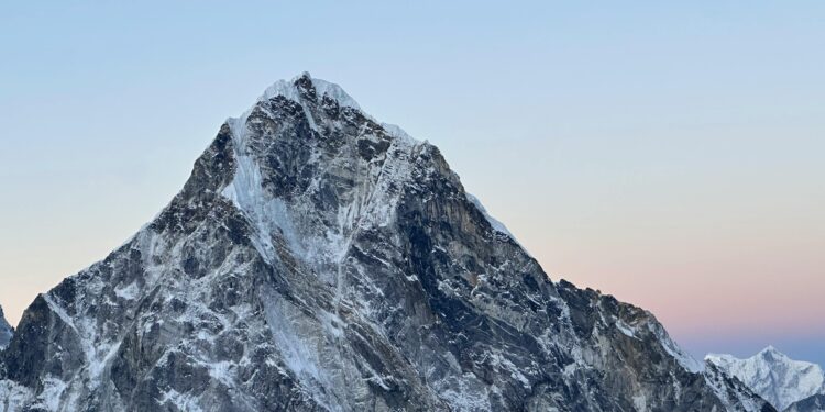 Subió los 8.849 metros del Everest por vigésima vez y rompió su propio récord