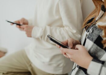 Luego de que un médico británico afirmara que las redes sociales son tan perjudiciales como fumar, pasó 14 días sin celular y observó cambios sorprendentes en su cerebro
