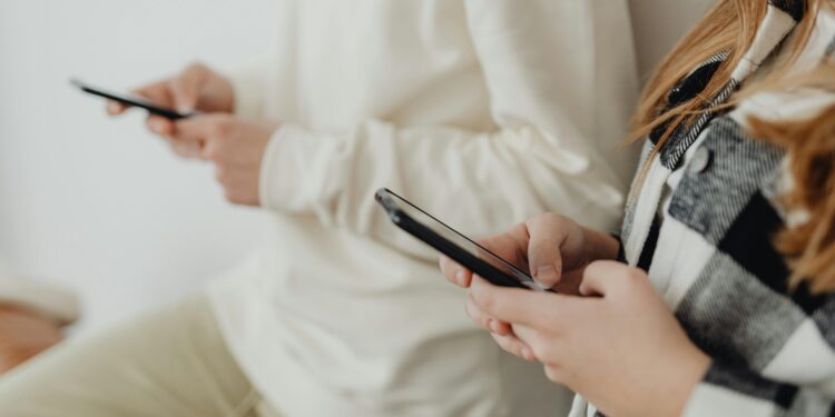 Luego de que un médico británico afirmara que las redes sociales son tan perjudiciales como fumar, pasó 14 días sin celular y observó cambios sorprendentes en su cerebro