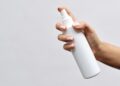 Adiós a los desodorantes en aerosol: la nueva tendencia que gana espacio en todo el mundo