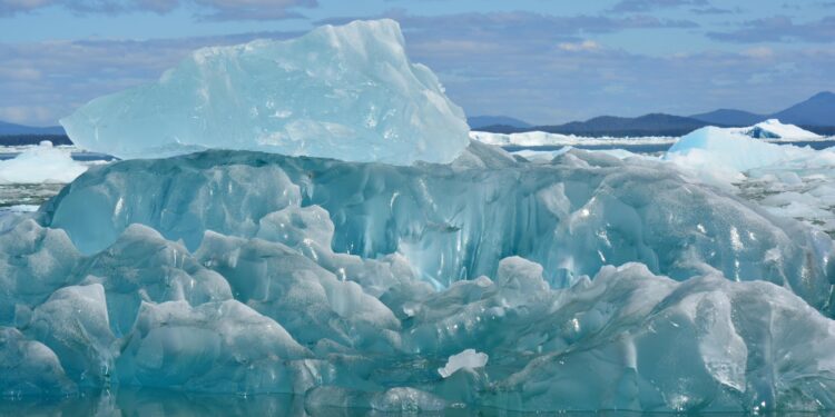 El iceberg más grande del mundo pesa 1 billón de toneladas y tiene 3.672 kilómetros cuadrados, un tamaño mayor que algunas ciudades enteras