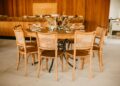 Adiós a las sillas de comedor: la nueva tendencia conquista el mundo y hace las casas mucho más elegantes
