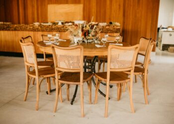 Adiós a las sillas de comedor: la nueva tendencia conquista el mundo y hace las casas mucho más elegantes