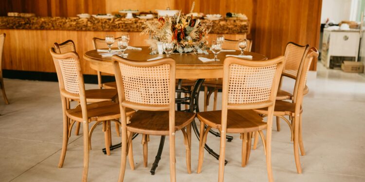 Adiós a las sillas de comedor: la nueva tendencia conquista el mundo y hace las casas mucho más elegantes