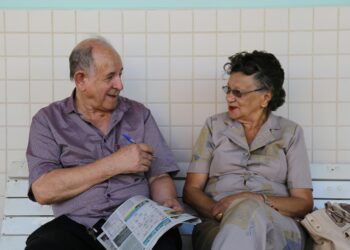 Qué dice la psicología sobre las personas que se vuelven más comprensivas con el paso de los años