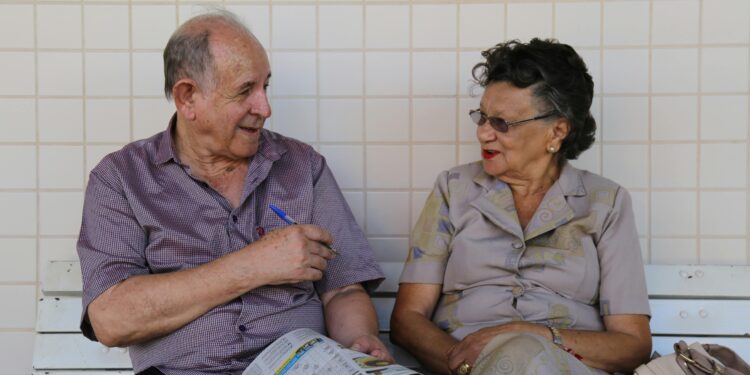 Qué dice la psicología sobre las personas que se vuelven más comprensivas con el paso de los años