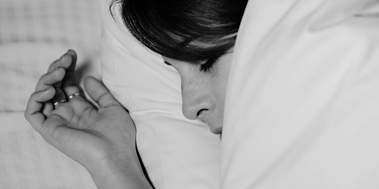 Qué dice la psicología sobre el hábito de dormir con el estómago vacío y cómo impacta en la calidad de vida