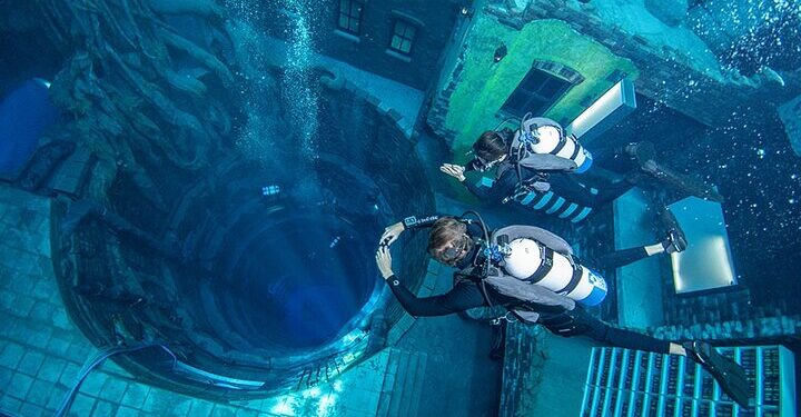 La piscina más profunda del mundo tiene 60 metros de profundidad y esconde una ciudad sumergida bajo el agua