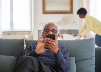 Importante alerta en Ecuador para hijos y nietos cuyos abuelos usan el teléfono para comunicarse