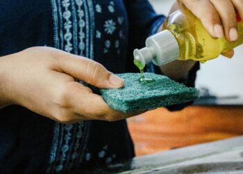 Me tomó mucho tiempo entender por qué el detergente no debe aplicarse directamente sobre la esponja