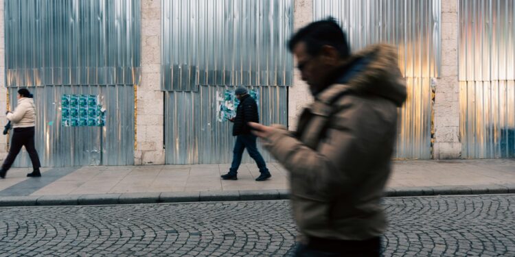 Las personas que caminan demasiado rápido incluso sin tener prisa muestran este rasgo de personalidad, según la psicología