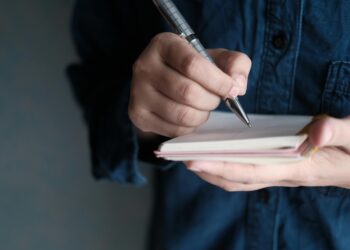 Las personas que anotan la lista del mercado en papel no son anticuadas: comparten este rasgo en común, según la psicología