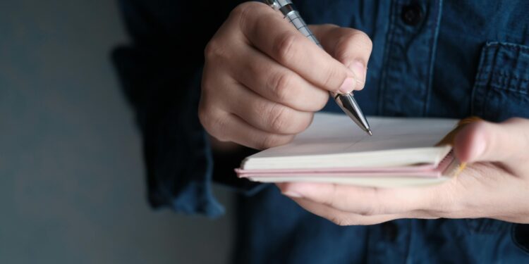 Las personas que anotan la lista del mercado en papel no son anticuadas: comparten este rasgo en común, según la psicología