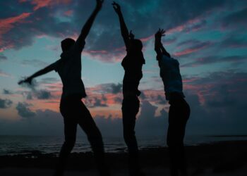 Reconocido psiquiatra revela los 4 pilares de la felicidad en la vida adulta