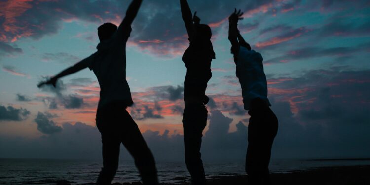 Reconocido psiquiatra revela los 4 pilares de la felicidad en la vida adulta