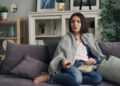 Qué dice la psicología sobre las personas que comen mientras ven televisión