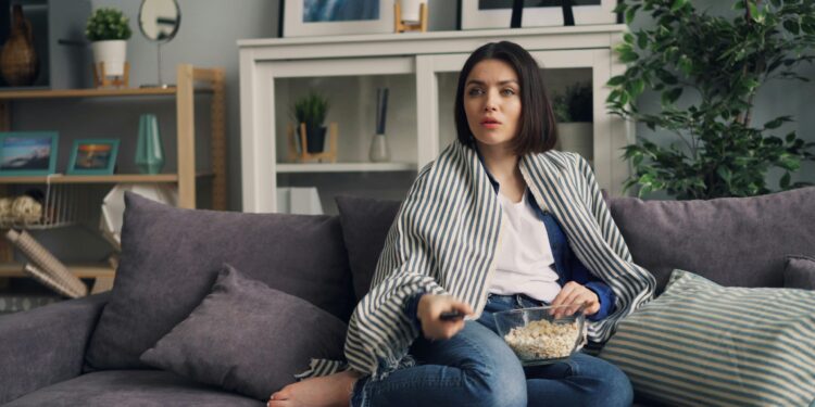 Qué dice la psicología sobre las personas que comen mientras ven televisión