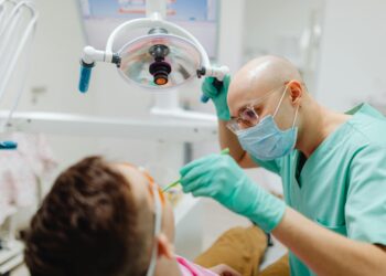 Dentista especialista advierte sobre los riesgos de los implantes