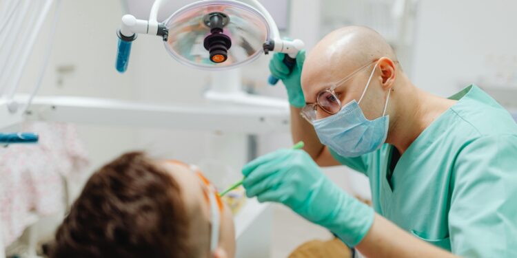 Dentista especialista advierte sobre los riesgos de los implantes