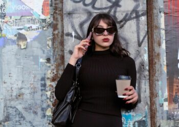 Psicólogos revelan qué significa usar mucha ropa negra durante el día