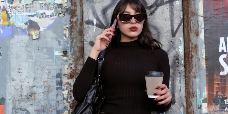 Psicólogos revelan qué significa usar mucha ropa negra durante el día