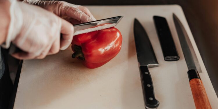 Por este motivo deberías poner aceite en tu cuchillo antes de cocinar