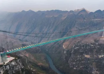 El puente más alto del mundo está en China y se eleva a 625 metros sobre el agua