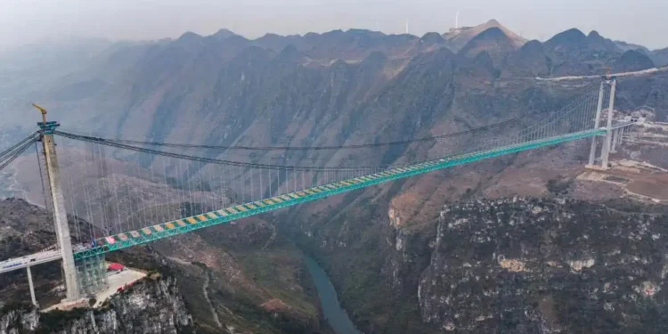 El puente más alto del mundo está en China y se eleva a 625 metros sobre el agua