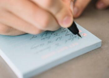 Qué dice la psicología sobre las personas que insisten en tomar notas a mano y por qué es una buena señal