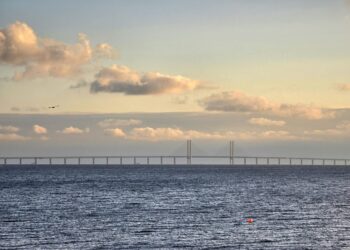 Conoce el puente de 8 kilómetros que une dos países y desaparece en medio del mar