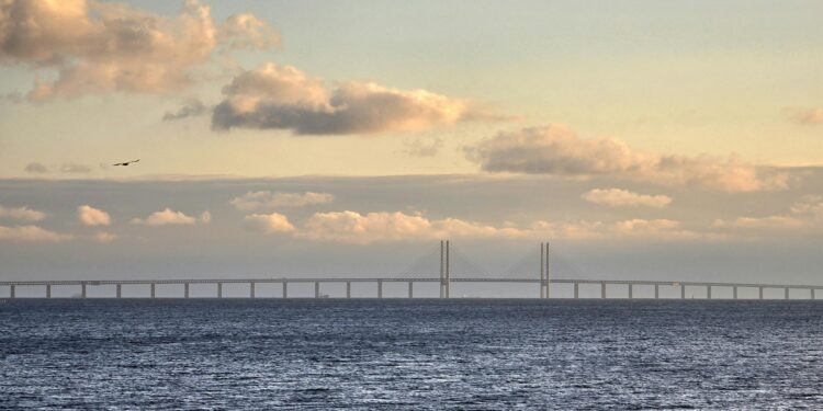 Conoce el puente de 8 kilómetros que une dos países y desaparece en medio del mar