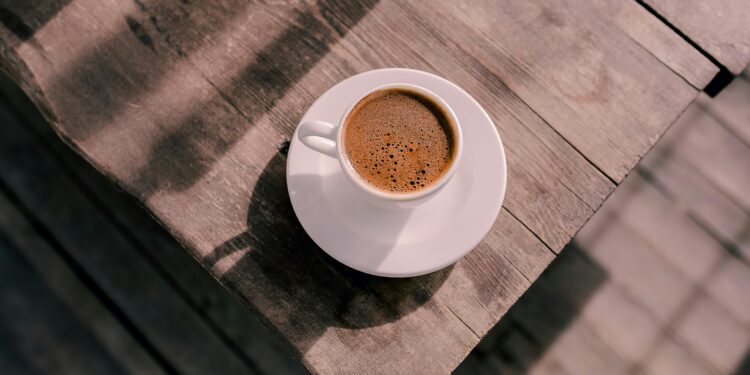 Esta es la mejor hora para tomar café y obtener el máximo de energía del grano (y no es al despertar)
