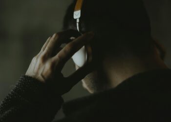 La psicología revela qué tienen en común quienes usan más Spotify que YouTube para escuchar música