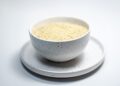 Colocar un vaso con arroz en la ventana: por qué lo recomiendan durante el invierno