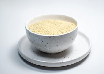 Colocar un vaso con arroz en la ventana: por qué lo recomiendan durante el invierno