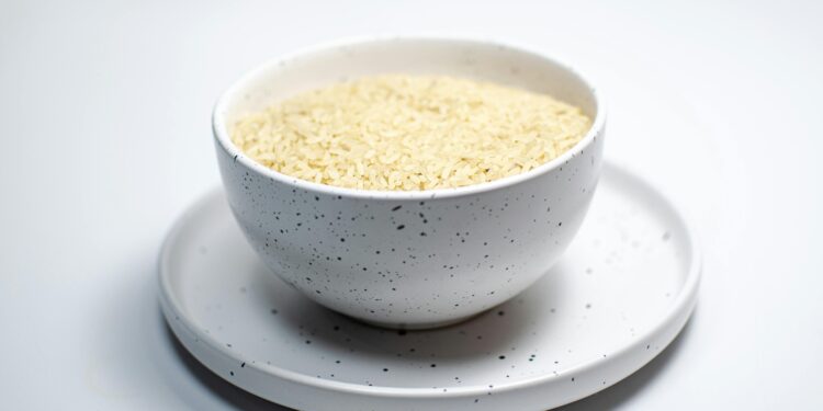 Colocar un vaso con arroz en la ventana: por qué lo recomiendan durante el invierno