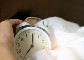 Según la psicología, las personas que se despiertan antes de que suene la alarma tienen este rasgo de personalidad