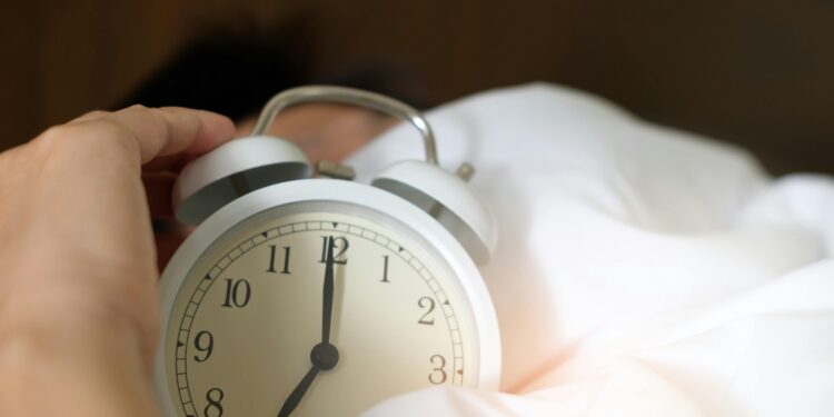 Según la psicología, las personas que se despiertan antes de que suene la alarma tienen este rasgo de personalidad