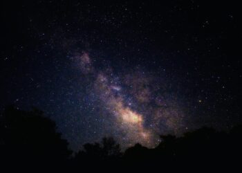 Astrónomos reciben señal láser proveniente de un objeto a 8.000 millones de años luz de la Tierra