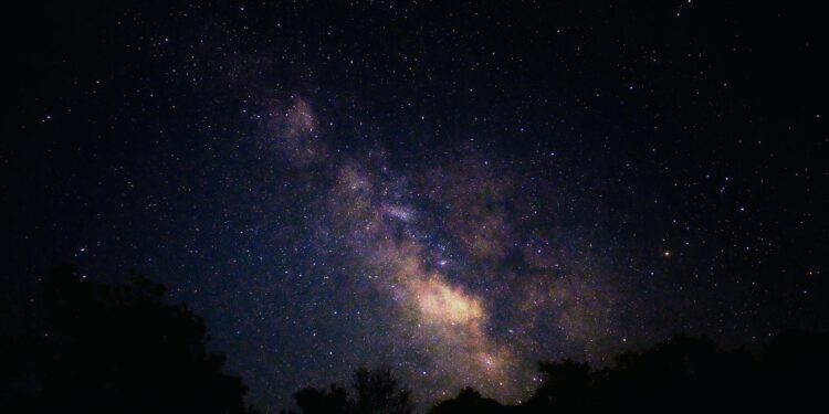 Astrónomos reciben señal láser proveniente de un objeto a 8.000 millones de años luz de la Tierra