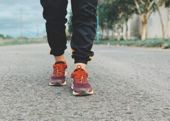 Los entrenadores coinciden: “Caminar 1 hora, 5 días por semana, puede quemar hasta 11 kilos de grasa al año”