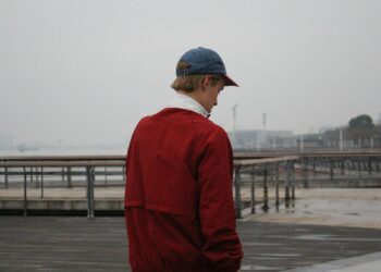 Qué dice la psicología sobre las personas que usan gorra todos los días