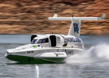 Mientras un auto de Fórmula 1 alcanza los 340 km/h, este barco puede ir mucho más rápido