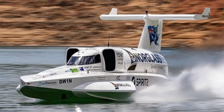 Mientras un auto de Fórmula 1 alcanza los 340 km/h, este barco puede ir mucho más rápido