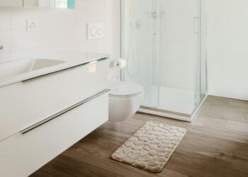 Adiós a las alfombras de algodón: la nueva tendencia más higiénica y duradera para los baños